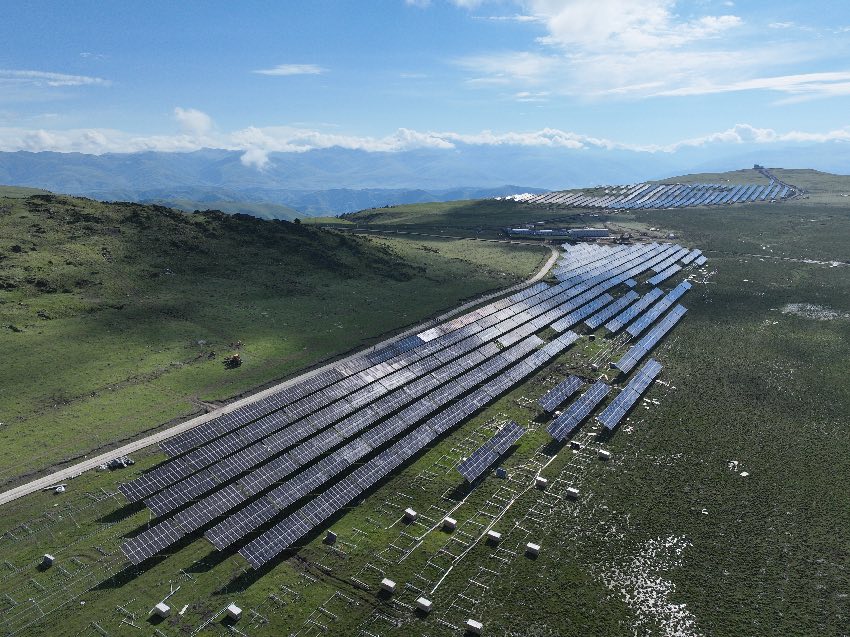 探访海拔4000米光伏电站“发电”“畜牧”如何两不误(图1)
