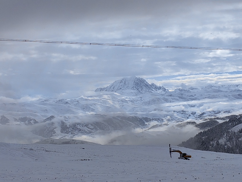 探访海拔4000米光伏电站“发电”“畜牧”如何两不误(图2)