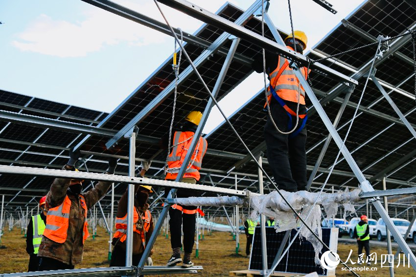 探访海拔4000米光伏电站“发电”“畜牧”如何两不误(图3)