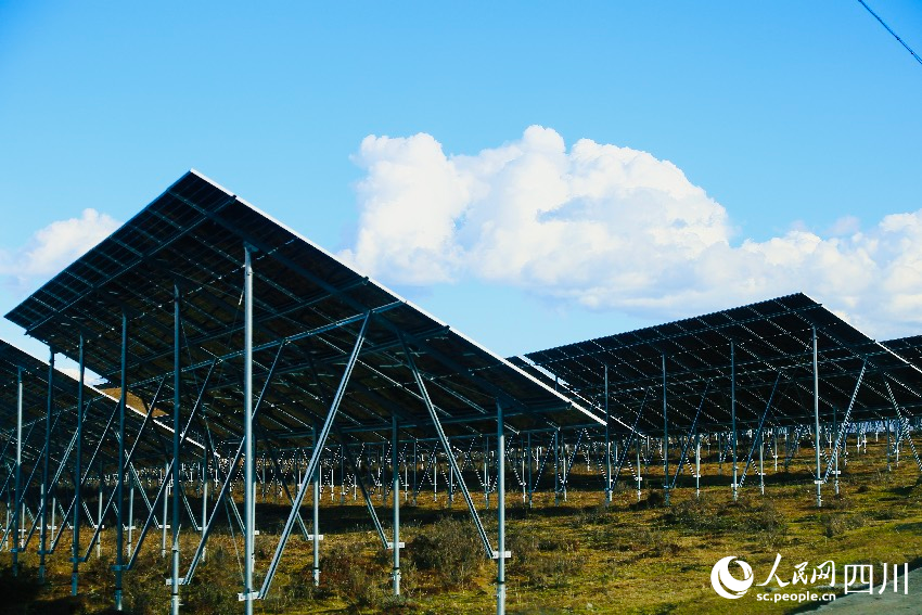 探访海拔4000米光伏电站“发电”“畜牧”如何两不误(图4)