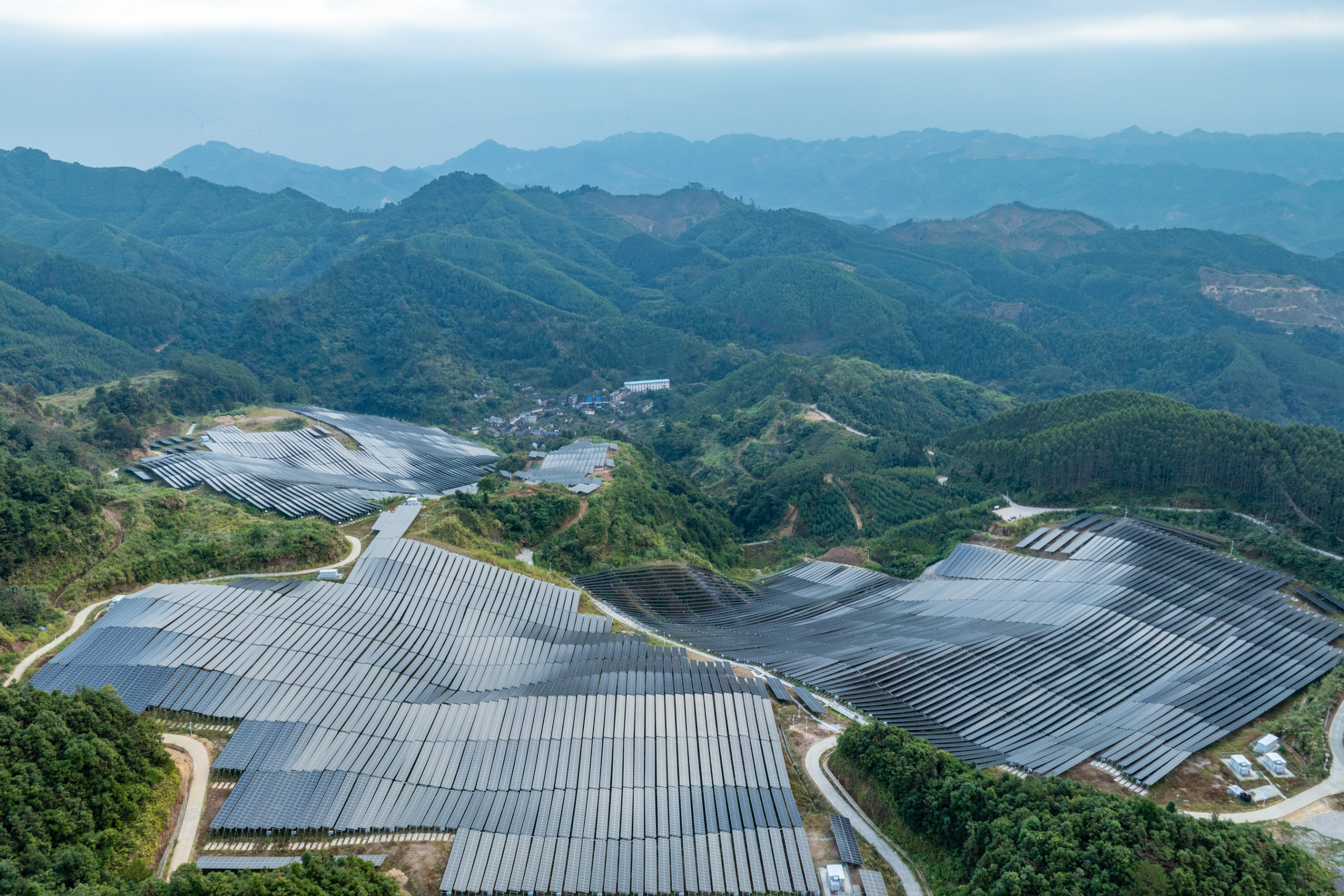废弃矿区变为光伏电站图片新闻(图1)