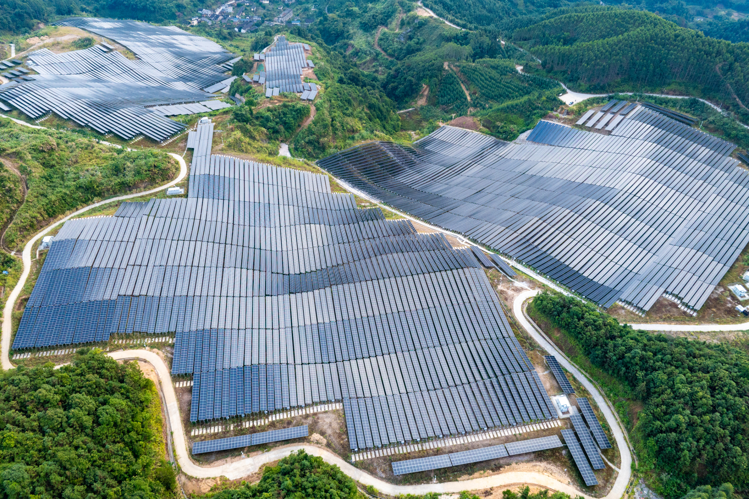 废弃矿区变为光伏电站图片新闻(图2)