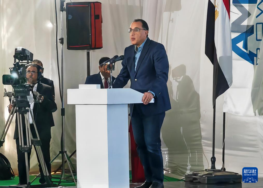 中企承建埃及500兆瓦光伏电站投入运营(图1)