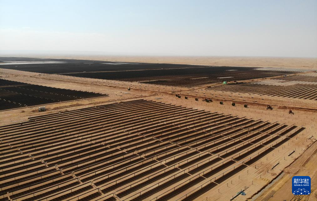 中企承建埃及500兆瓦光伏电站投入运营(图3)