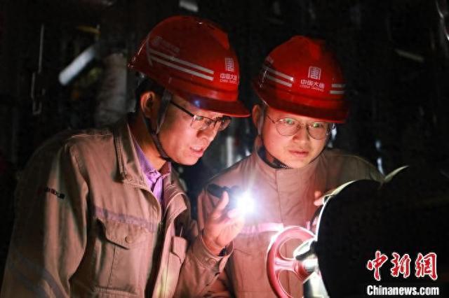 碳路中国丨走进保电一线：在“热辣滚烫”中寻找“能量密码”(图1)