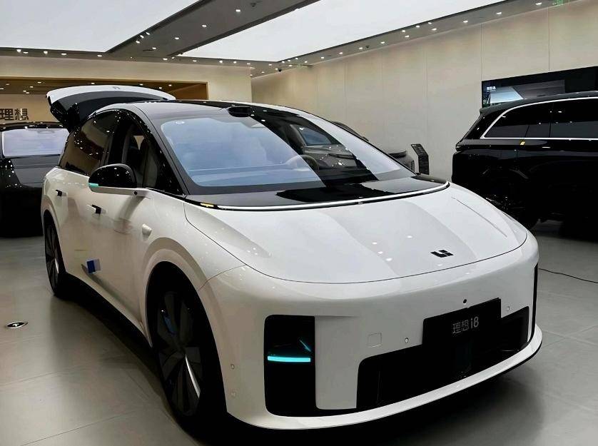 理想i8撞出一场闹剧！(图1)