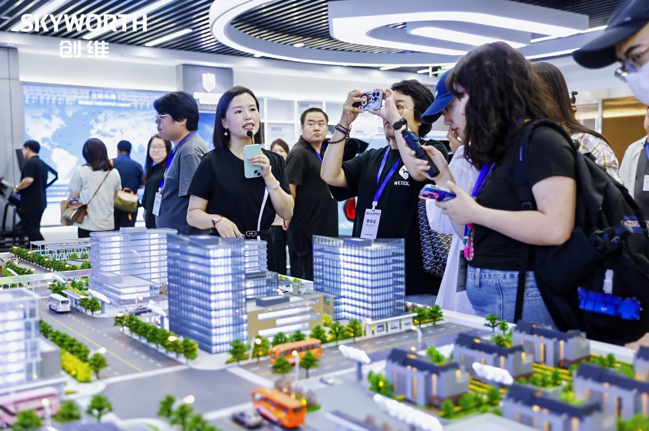 创维展出智能视听与新能源光伏新品技术创新助力雄安绿色发展(图1)