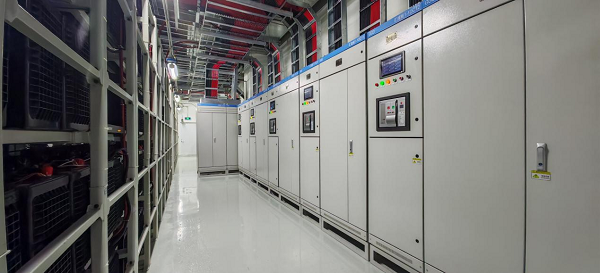 为AI“吞电巨兽”装上高效胃：全球首套“储备一体”系统的绿色革新(图2)