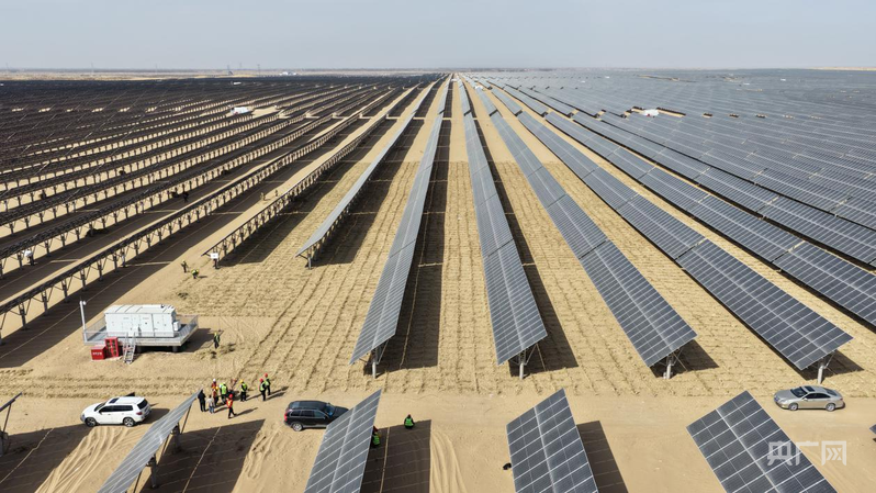 高质量发展看中国｜光伏固沙海让流沙锁定在草方格(图1)