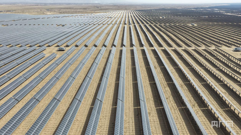 高质量发展看中国｜光伏固沙海让流沙锁定在草方格(图3)